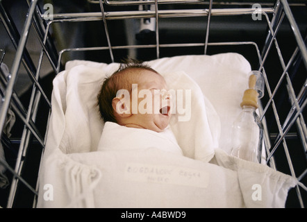 Vukovar, Kroatien, unter serbischer Kontrolle, September 1992: ein neugeborenes Baby im Krankenhaus der Stadt. Stockfoto