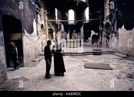 Vukovar, Kroatien, unter serbischer Kontrolle, Februar 1992: serbische orthodoxe Priester in den Überresten seiner Kirche Stockfoto