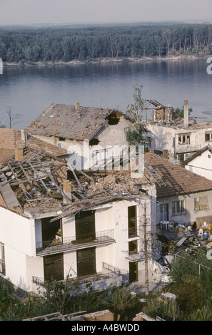 Vukovar, Kroatien, unter serbischer Kontrolle, Februar 1992; Die Überreste einer Schule, die von serbischen Artilleriebeschuss völlig zerstört Stockfoto