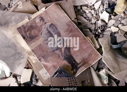Vukovar, Kroatien, unter serbischer Kontrolle, Februar 1992: ein Porträt von Präsident Tito liegt unter den Trümmern im zerstörten Schule. Stockfoto