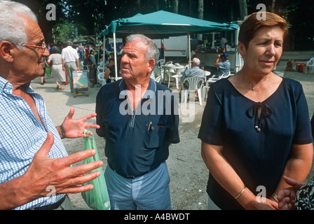 Zwei spanische Männer sprechen auf einem Markt in Gerona, Spanien Stockfoto