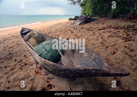 Regenzeit - Fischernetze im Einbaum Stockfoto