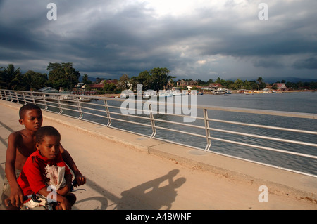 Jungen Fahrrad über Brücke auf stürmischer Nachmittag Maroantsetra nordöstlichen Madagaskar Nein Herr Stockfoto