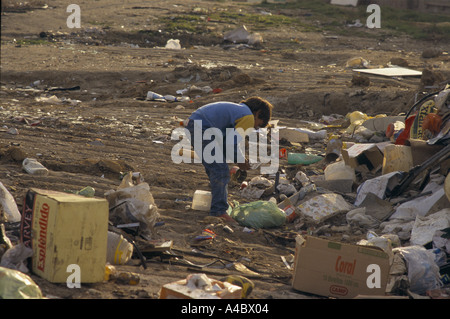 Gobelinsammlung Gemeinschaft Zigeunerjunge Müll suchen Stockfoto