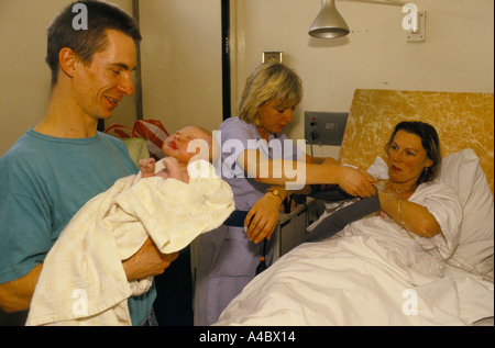 Whipps Cross Hispital London 1988 erreicht eine Mutter für ihr Baby-Momente, nachdem sie geboren hat Stockfoto