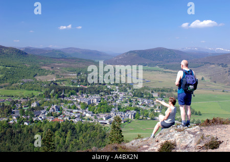 Besucher genießen die Aussicht von der Löwe Felsen oberhalb Braemar Stadt.  XPL 4646-437 Stockfoto