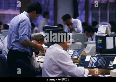 MAKLER IN CITICORP SCRIMGEOUR VICKERS HANDELSRAUM. LONDON AM SCHWARZEN SAMSTAG, 17. OKTOBER 1987 - STOCK MARKET CRASH. Stockfoto