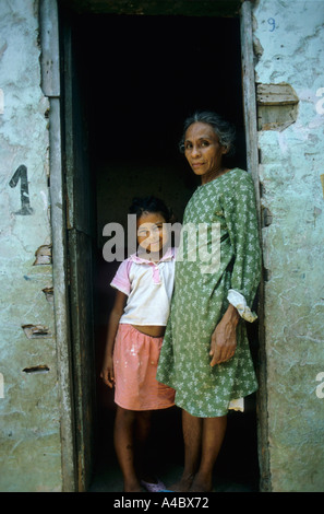 Rio De Janeiro, Brasilien. Favela Dona Marta Elendsviertel; Frauen und ein Mädchen steht vor der Tür. Stockfoto