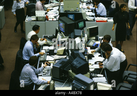 Makler in Handelsraum bei Barclays de Zoete Wedd Investmentmanagement in London am 17. Oktober 1987 Lager Börsencrash Stockfoto