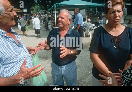 Zwei spanische Männer sprechen auf einem Markt in Gerona, Spanien Stockfoto