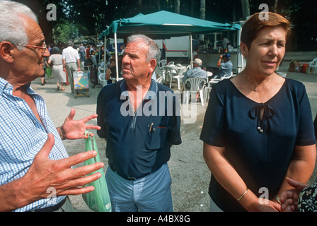 Zwei spanische Männer sprechen auf einem Markt in Gerona, Spanien Stockfoto