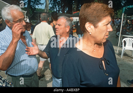 Zwei spanische Männer sprechen auf einem Markt in Gerona, Spanien Stockfoto