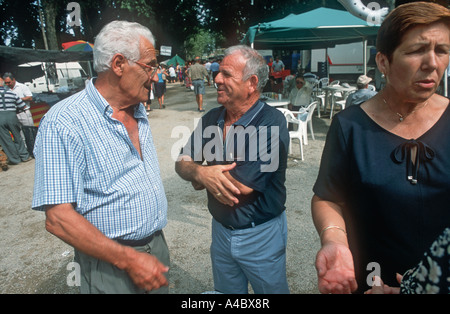 Zwei spanische Männer sprechen auf einem Markt in Girona, Spanien Stockfoto