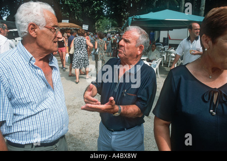 Zwei spanische Männer sprechen auf einem Markt in Gerona, Spanien Stockfoto