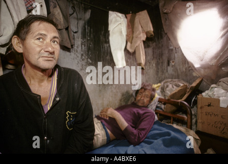 Zwei Männer teilen sich ein kleines Zimmer in gemieteten Cortico Gehäuse - große alten Häusern aufgeteilt in kleine Räume Sao Paulo Brasilien Stockfoto