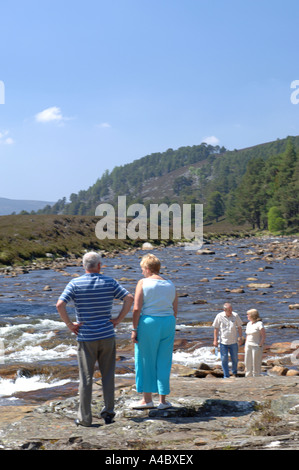 Besucher bewundern die Landschaft in die Fließgewässer der Linn Dee in der Nähe von Braemar, Aberdeenshire.  XPL 4642-436 Stockfoto