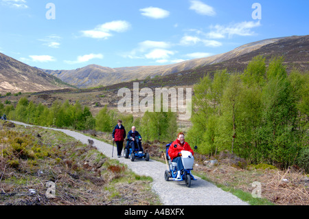 Motability Benutzer auf der neu eröffneten alle Fähigkeiten trail auf Creag Meagaigh National Nature Reserve, Schottland.  XPL 4622-435 Stockfoto