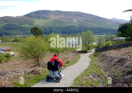 Motability Benutzer auf der neu eröffneten alle Fähigkeiten trail auf Creag Meagaigh National Nature Reserve, Schottland.  XPL 4622-435 Stockfoto