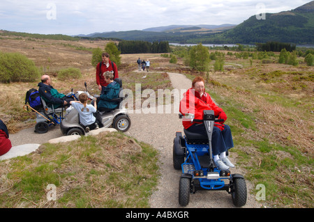 Motability Benutzer auf der neu eröffneten alle Fähigkeiten trail auf Creag Meagaigh National Nature Reserve, Schottland.  XPL 4622-435 Stockfoto