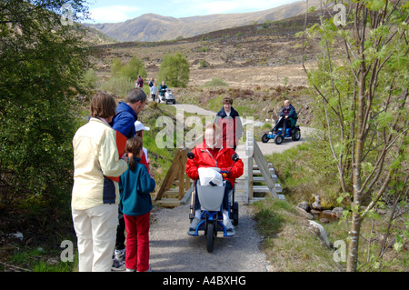 Motability Benutzer auf der neu eröffneten alle Fähigkeiten trail auf Creag Meagaigh National Nature Reserve, Schottland.   XPL 4624-435 Stockfoto