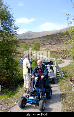 Motability Benutzer auf der neu eröffneten alle Fähigkeiten trail auf Creag Meagaigh National Nature Reserve, Schottland.  XPL 4625 Stockfoto