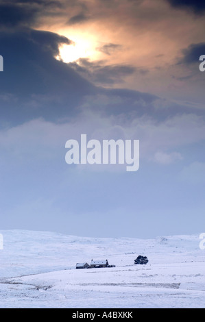 Einsame Hütte am Dava Moor im tiefsten Winter. Stockfoto