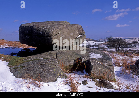 Granitfelsen auf Dartmoor im Winter ausgesetzt.  XPL 4720-442 Stockfoto