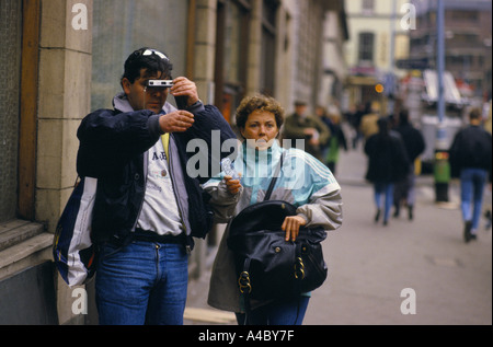 TOURISTEN, DIE DIE BILDER ON STREET, CENTRAL LONDON, ENGLAND Stockfoto