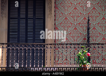 Europa Spanien Catalunya Barcelona Fenster und dekorative Sgraffito Wand und Eisengeländer auf einem Balkon. Jugendstil-Apartmentgebäude aus dem 19th. Jahrhundert. Stockfoto