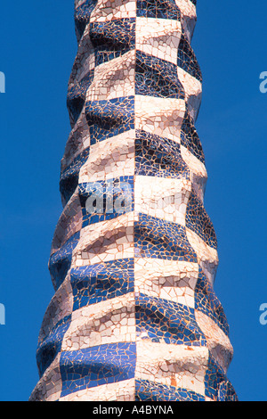 Gaudi Barcelona Guell Park Architekt Antoni Gaudi.Nahaufnahme Detail des Mosaikturms des Torhauses Gebäude. Moderne Architektur. Spanien Stockfoto