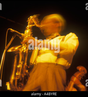 Jazz-Saxophon-Aufführung im New Orleans Kabarett. Nicht wiedererkennbarer Jazz Saxophonisten im Nachtclub. In Louisiana, USA Stockfoto