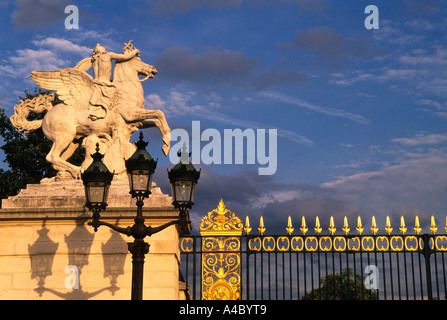 Paris Place de la Concorde die Statue der geflügelten Pferde, die Tore zu den Tuilerien und die alte Straßenlaterne im goldenen Licht des Sonnenuntergangs. Das Historische Frankreich Stockfoto