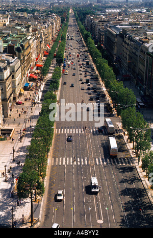 Frankreich Paris Luftaufnahme der Avenue des Champs Elysees von der Spitze des Arc de Triomphe. Stockfoto