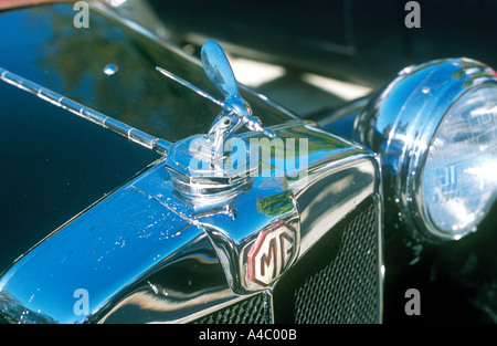 MG achteckigen Logo auf Oldtimer-Motorhaube mit Kühlergrill Lampe etc. Stockfoto