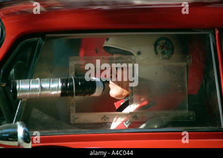 Rennfahrer hautnah im Auto bereit für den Weg Stockfoto