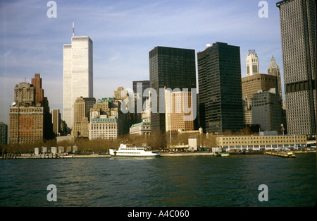 Blick auf die Twin Towers des World Trade Center von der Staten Island Fähre betrachtet, da es den Hafen verlässt Stockfoto