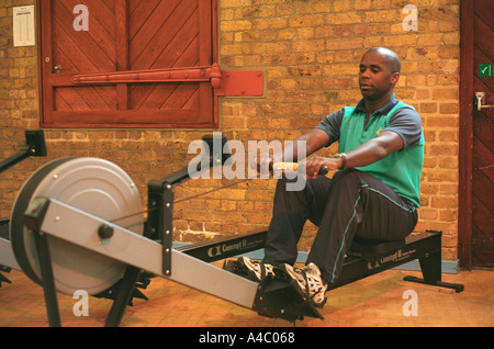 Training auf einem Rudergerät sitzen ziehen, wogenden Mann Stockfoto