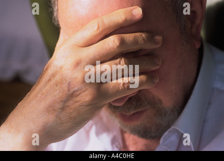 Gesundheitsangst. Altern, Krankheit und Einsamkeit im Alter. Nahporträt eines älteren Mannes mit der Hand am Kopf. Langlebigkeit, Stress, Finanzen Stockfoto