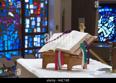 Bibel auf Altar In römisch-katholischen Kirche Stockfoto