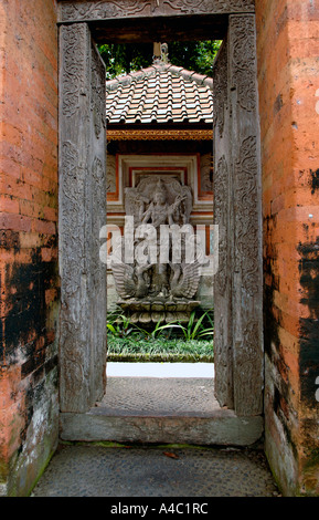 Hofeinfahrt und Gateway im Königspalast von Ubud, Bali Indonesien Stockfoto