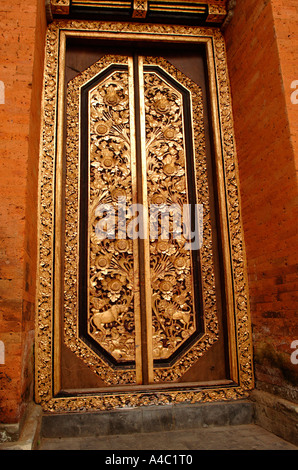 Verziert vergoldet Türen im königlichen Palast, Stadt von Ubud, Bali, Indonesien Stockfoto