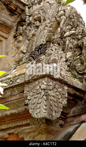 Verziert geschnitzten Stein Strebepfeiler, Hofeinfahrt und Gateway im Königspalast von Ubud, Bali Indonesien Stockfoto