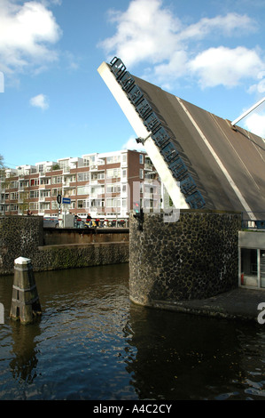 Brücke über Kanal in Amsterdam öffnen Stockfoto