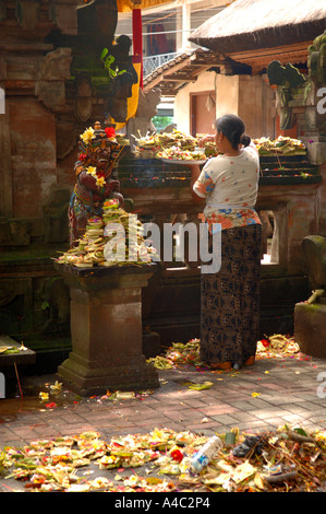 Angebote in einem Schrein, Ubud Bali Indonesien Stockfoto