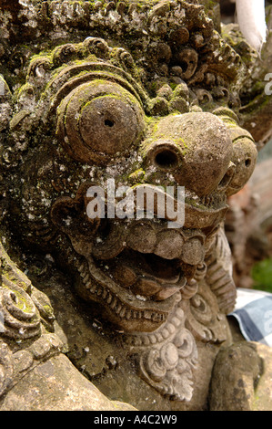 Steinstatue im Pura Taman Saraswati Palace in der Nähe von Cafe Lotus Ubud, Bali-Indonesien Stockfoto