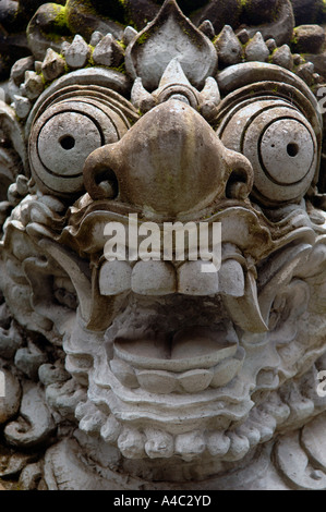 Steinstatue im Pura Taman Saraswati Palace in der Nähe von Cafe Lotus Ubud, Bali-Indonesien Stockfoto