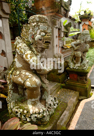 Steinstatue im Pura Taman Saraswati Palace in der Nähe von Cafe Lotus Ubud, Bali-Indonesien Stockfoto