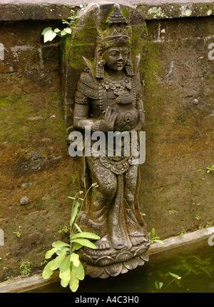 Steinstatue im Pura Taman Saraswati Palace in der Nähe von Cafe Lotus Ubud, Bali-Indonesien Stockfoto