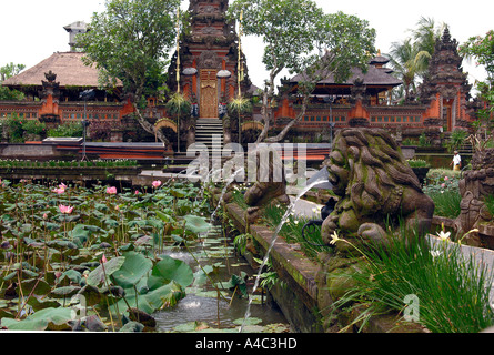 Wassergarten im Ubud Puri Taman Saraswati Palace in der Nähe von Cafe Lotus Ubud, Bali-Indonesien Stockfoto