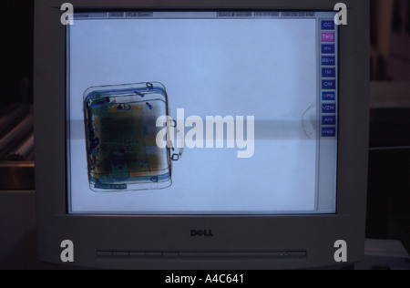 X-Ray von Gepäck am Flughafen Stockfoto